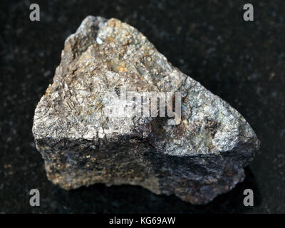 Makroaufnahmen von natürlichen Mineralgestein Muster - Grobe arsenopyrit Stein auf dunklem Granit Hintergrund aus zabaykalsky Krasnodar, Russland Stockfoto