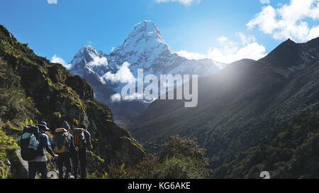 Drei Wanderer zu Fuß auf der Autobahn beim Sehen von Mount Everest Ama Dablam, Everest Base Camp Trek von tengboche zu von dingboche, Nepal Stockfoto