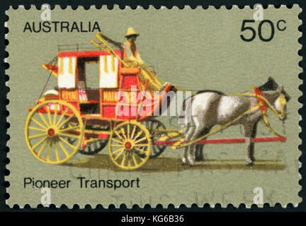 Australien - ca. 1972: einen Stempel in den Australien zeigt gedruckt Busreisen, australischen Pionier Leben, ca. 1972 Stockfoto