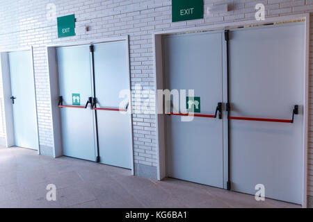 Geschlossene Türen von Notausgängen, für die Schnelle Evakuierung Stockfoto