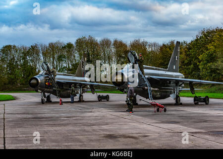 English Electric Lightning Flugzeuge geschossen in der Nacht im Rahmen einer Abendveranstaltung im November 2017, Bruntingthorpe, Leicestershire, Großbritannien Stockfoto