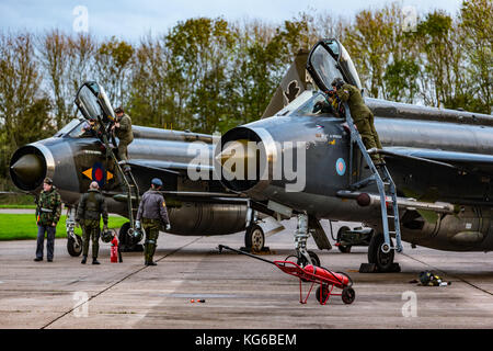 English Electric Lightning Flugzeuge geschossen in der Nacht im Rahmen einer Abendveranstaltung im November 2017, Bruntingthorpe, Leicestershire, Großbritannien Stockfoto