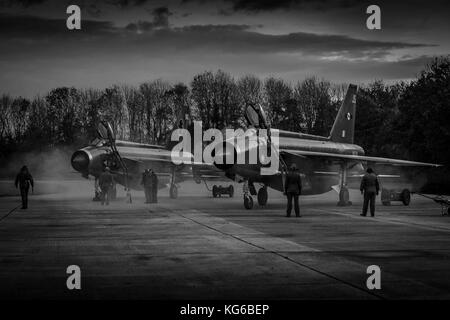 English Electric Lightning Flugzeuge geschossen in der Nacht im Rahmen einer Abendveranstaltung im November 2017, Bruntingthorpe, Leicestershire, Großbritannien Stockfoto