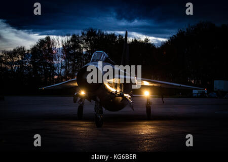 English Electric Lightning Flugzeuge geschossen in der Nacht im Rahmen einer Abendveranstaltung im November 2017, Bruntingthorpe, Leicestershire, Großbritannien Stockfoto