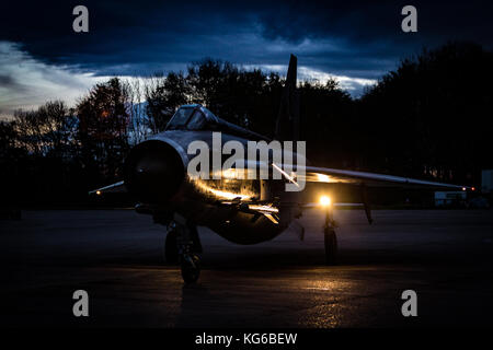 English Electric Lightning Flugzeuge geschossen in der Nacht im Rahmen einer Abendveranstaltung im November 2017, Bruntingthorpe, Leicestershire, Großbritannien Stockfoto