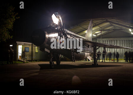 English Electric Lightning Flugzeuge geschossen in der Nacht im Rahmen einer Abendveranstaltung im November 2017, Bruntingthorpe, Leicestershire, Großbritannien Stockfoto