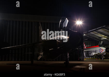 English Electric Lightning Flugzeuge geschossen in der Nacht im Rahmen einer Abendveranstaltung im November 2017, Bruntingthorpe, Leicestershire, Großbritannien Stockfoto