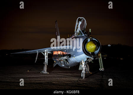 English Electric Lightning Flugzeuge geschossen in der Nacht im Rahmen einer Abendveranstaltung im November 2017, Bruntingthorpe, Leicestershire, Großbritannien Stockfoto