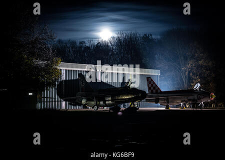 English Electric Lightning Flugzeuge geschossen in der Nacht im Rahmen einer Abendveranstaltung im November 2017, Bruntingthorpe, Leicestershire, Großbritannien Stockfoto
