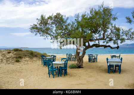 Idyllischer Ort zum Abendessen in Maragas Beach, Insel Naxos, Kykladen, Ägäis, Griechenland Stockfoto