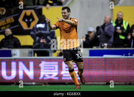 Leo Bonatini der Wolverhampton Wanderers feiert das zweite Tor seiner Mannschaft während des Sky Bet Championship Matches in Molineux, Wolverhampton. Stockfoto