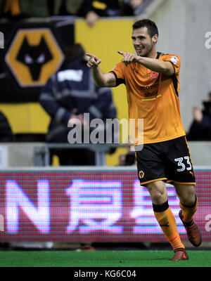 Leo Bonatini der Wolverhampton Wanderers feiert das zweite Tor seiner Mannschaft während des Sky Bet Championship Matches in Molineux, Wolverhampton. Stockfoto