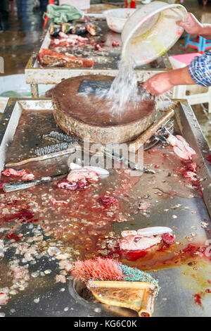 Reinigung ausweiden Fisch Tabelle am lokalen Markt in China, selektive konzentrieren. Stockfoto