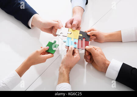 Die Zusammenarbeit von Partnern. Konzept der Integration und Inbetriebnahme mit Puzzleteile Stockfoto