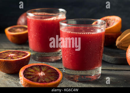 Roh, frisch gepressten Saft von Blutorangen fertig zu haben. Stockfoto