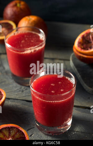 Roh, frisch gepressten Saft von Blutorangen fertig zu haben. Stockfoto