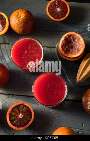 Roh, frisch gepressten Saft von Blutorangen fertig zu haben. Stockfoto