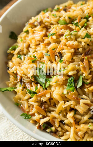 Herzhafte hausgemachte Reis Pilav mit Petersilie und Gewürzen Stockfoto