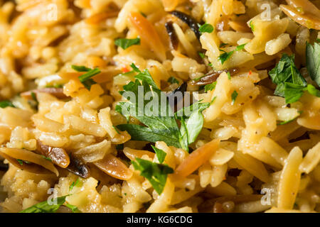 Herzhafte hausgemachte Reis Pilav mit Petersilie und Gewürzen Stockfoto