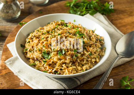 Herzhafte hausgemachte Reis Pilav mit Petersilie und Gewürzen Stockfoto