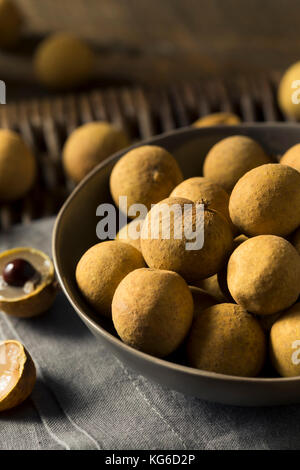 Raw organic Brown longan Früchte in eine Schüssel geben. Stockfoto