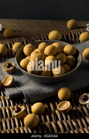 Raw organic Brown longan Früchte in eine Schüssel geben. Stockfoto