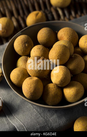 Raw organic Brown longan Früchte in eine Schüssel geben. Stockfoto
