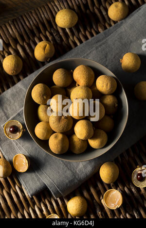 Raw organic Brown longan Früchte in eine Schüssel geben. Stockfoto