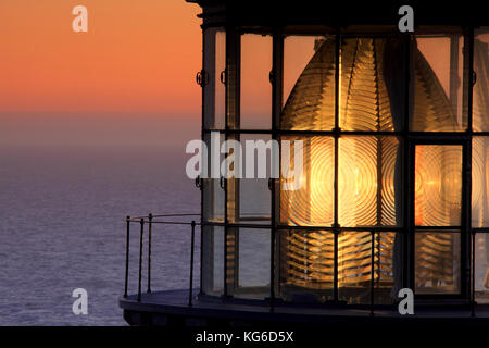 Foto von Heceta Head Lighthouse, Nahaufnahme, Ansicht von Fresnel Linse und leichte Kammer mit lightkeeper Suche Galerie Plattform Stockfoto