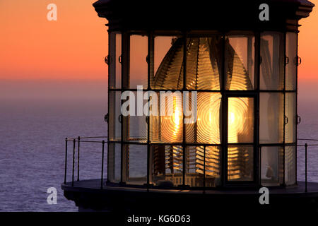 Foto von Heceta Head Lighthouse, Nahaufnahme, Ansicht von Fresnel Linse und leichte Kammer mit lightkeeper Suche Galerie Plattform Stockfoto