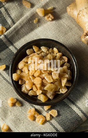 Süßen Bio crystallized Ginger candy in eine Schüssel geben. Stockfoto