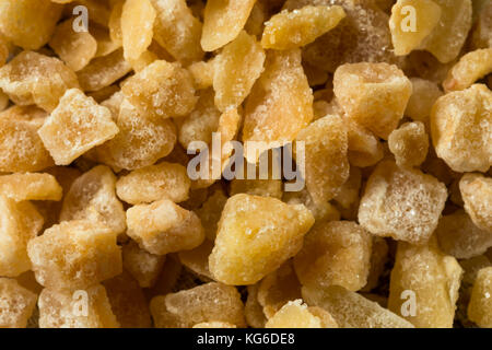 Süßen Bio crystallized Ginger candy in eine Schüssel geben. Stockfoto