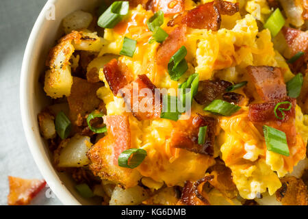 Hausgemachte Eier und Kartoffel frühstück Schüssel mit Speck Stockfoto