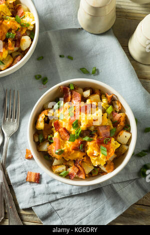 Hausgemachte Eier und Kartoffel frühstück Schüssel mit Speck Stockfoto