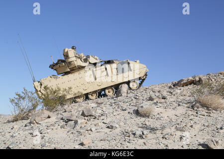 Ein US-Soldat in den 1 Bataillon zugeordnet, 41 Field Artillery Regiment, 1st Brigade Combat Team, 3rd Infantry Division, Pfadfinder für Feinde während Dec Stockfoto