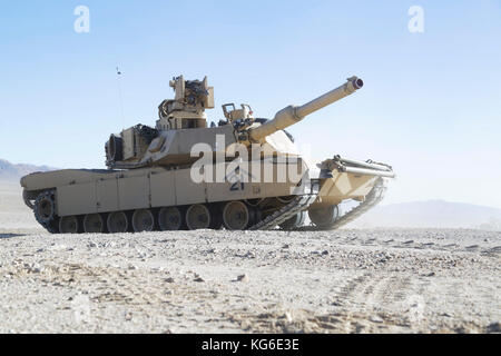 Us-Soldaten des 3.BATAILLON zugeordnet, 69. Armor Regiment, 1st Brigade Combat Team, 3rd Infantry Division, Manöver durch die Wüste während Decis Stockfoto