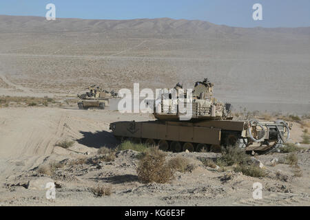 Us-Soldaten des 3.BATAILLON zugeordnet, 69. Armor Regiment, 1st Brigade Combat Team, 3rd Infantry Division, Scan nach Feinden entscheidende Maßnahmen Rotatio Stockfoto