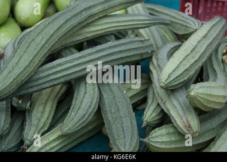 Okra im Verkauf bei einer lokalen Bauernmarkt in Monterey, Kalifornien Stockfoto