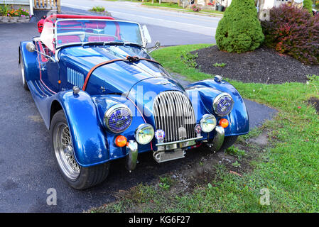 Klassische Morgan Plus 8 Sport Auto auf einem Parkplatz. Stockfoto