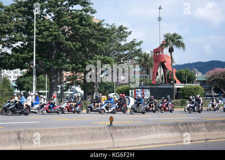 Taipei, Taiwan - 28. Oktober 2017: Bewegung einer Menge Motorräder fahren auf der Straße in den Morgen. Stockfoto