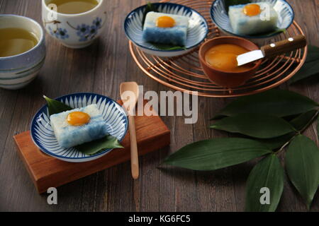 Pulut tai Tai oder Pulut tekan, die peranakan blaue und weiße Klebreis Kuchen mit Kaya jam Stockfoto