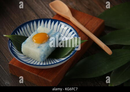 Pulut tai Tai oder Pulut tekan, die peranakan blaue und weiße Klebreis Kuchen mit Kaya jam Stockfoto