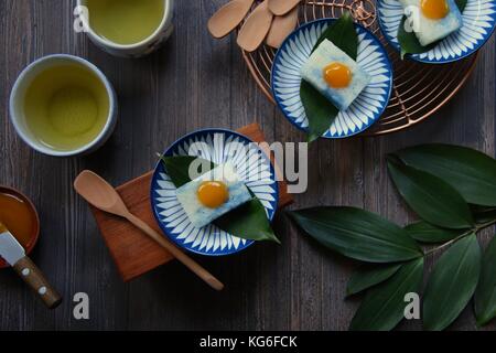 Pulut tai Tai oder Pulut tekan, die peranakan blaue und weiße Klebreis Kuchen mit Kaya jam Stockfoto