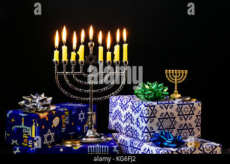 Hanukkah Menorah mit Kerzen beleuchtet neun brennende Kerzen auf unscharfen Hintergrund. hanukkah Konzept Stockfoto
