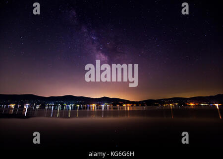 The Milky Way over Lake Kawaguchiko on a clear night with the city glow Stockfoto