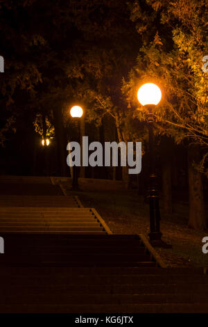 Nacht Blick auf den beleuchteten Park mit Beton Treppen und Straßenlaternen, Sochi, Russland Stockfoto