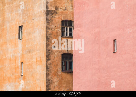 Mehrere Fenster auf Fassaden von zwei verschiedenen städtischen Wohnanlagen, chaotisch, st. Petersburg, Russland Stockfoto