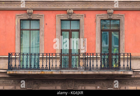 Drei Fenster in einer Reihe und Balkon auf der Fassade der städtischen Gebäude Vorderansicht, St. Petersburg, Russland Stockfoto