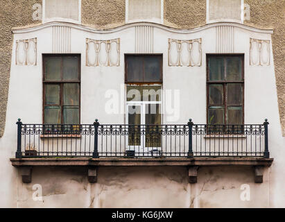 Drei Fenster in einer Reihe und Balkon auf der Fassade der städtischen Gebäude Vorderansicht, St. Petersburg, Russland Stockfoto