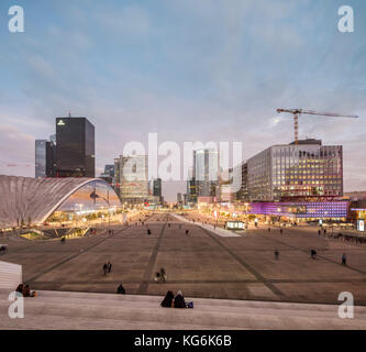 Der Esplanade (Le Parvis) von La Défense, Paris, Frankreich, in der Dämmerung Stockfoto